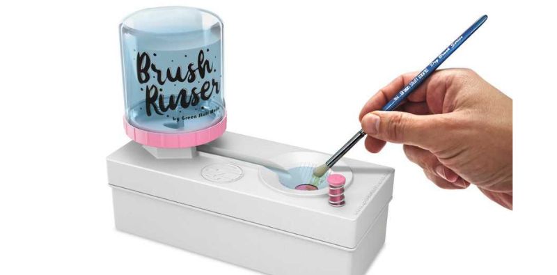 Den Pinsel befeuchten, um wie man die Farbe länger feucht hält.